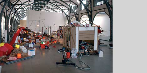 [Jason Rhoades, The Hemorhoidal Installation 2004 © Jason Rhoades, Foto: R. März, Berlin]