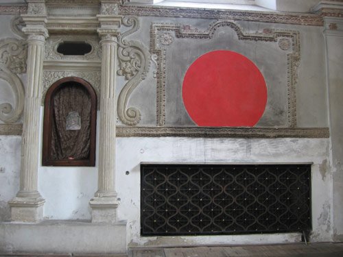 Wnętrze synagogi z obiektem Pedro Cabrity Reisa pt. Compound i malowidłami Davida Tremletta