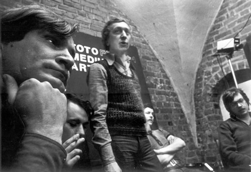 4 Forum Foto-Medium-Art (16.03.1978); od lewej: Józef Robakowski, Ryszard Waśko, Jerzy Olek, Wojciech Bruszewski i Janusz Kołodrubiec. Fot. Tomasz Tomaszewski