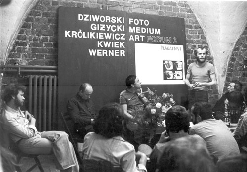 6 Forum Foto-Medium-Art (10.06.1978); od lewej: Marcin Giżycki, Grzegorz Królikiewicz, Bogdan Dziworski i Paweł Kwiek. Fot. Krzysztof Pawela