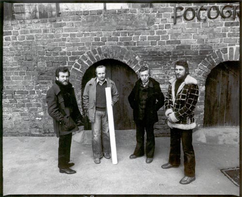 Seminarium Foto-Medium-Art przed galerią (1978) ; od lewej: Ireneusz Kulik, Alek Figura, Jerzy Olek i Ryszard Tabaka. Fot. Wojciech Zawadzki