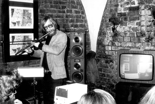 Otwarcie Grafiki muzycznej – muzyki graficznej Grzegorza Zgraji, gra Krzysztof Zgraja, Galeria Foto-Medium-Art (11.11.1980). Fot. Zbigniew Stokłosa