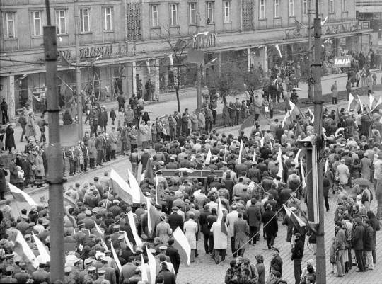 1 maja 1982 - stan wojenny w Polsce; oficjalny pochód pierwszomajowy we Wrocławiu, Julo, źródło: Wikipedia
