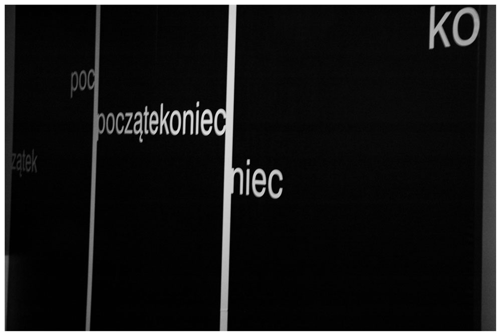 Fragment ekspozycji: Stanisław Dróżdż, początekoniec. Pojęciokształty. Poezja konkretna. Prace z lat 1967-2007, Wrocław 2009, fot. Joanna Sokołowska