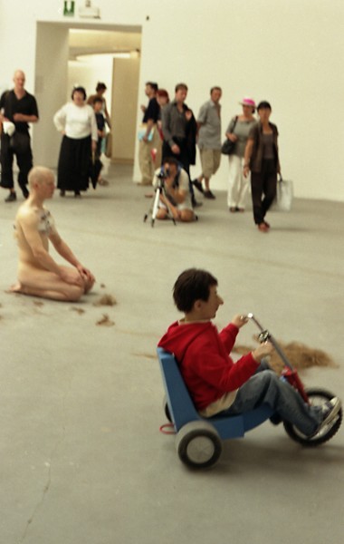 Maurizio Cattelan, „Charlie (autoportret)”, zdalnie kierowany trycykl z lalką, 2003. 50. Międzynarodowe Biennale w Wenecji. Fot. P. Łubowski