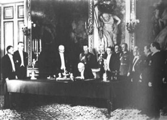 Prezydent Ignacy Mościcki podpisuje konstytucję kwietniową 23 kwietnia 1935 r.