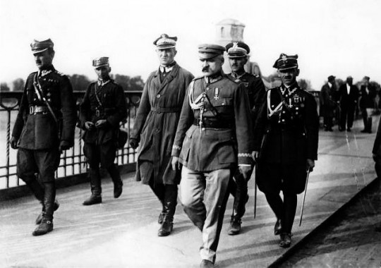 Marszałek Józef Piłsudski przed spotkaniem z Prezydentem RP Stanisławem Wojciechowskim na moście Poniatowskiego w czasie przewrotu majowego. Od lewej Kazimierz Stamirowski i Gustaw Orlicz-Dreszer (1926 r.)