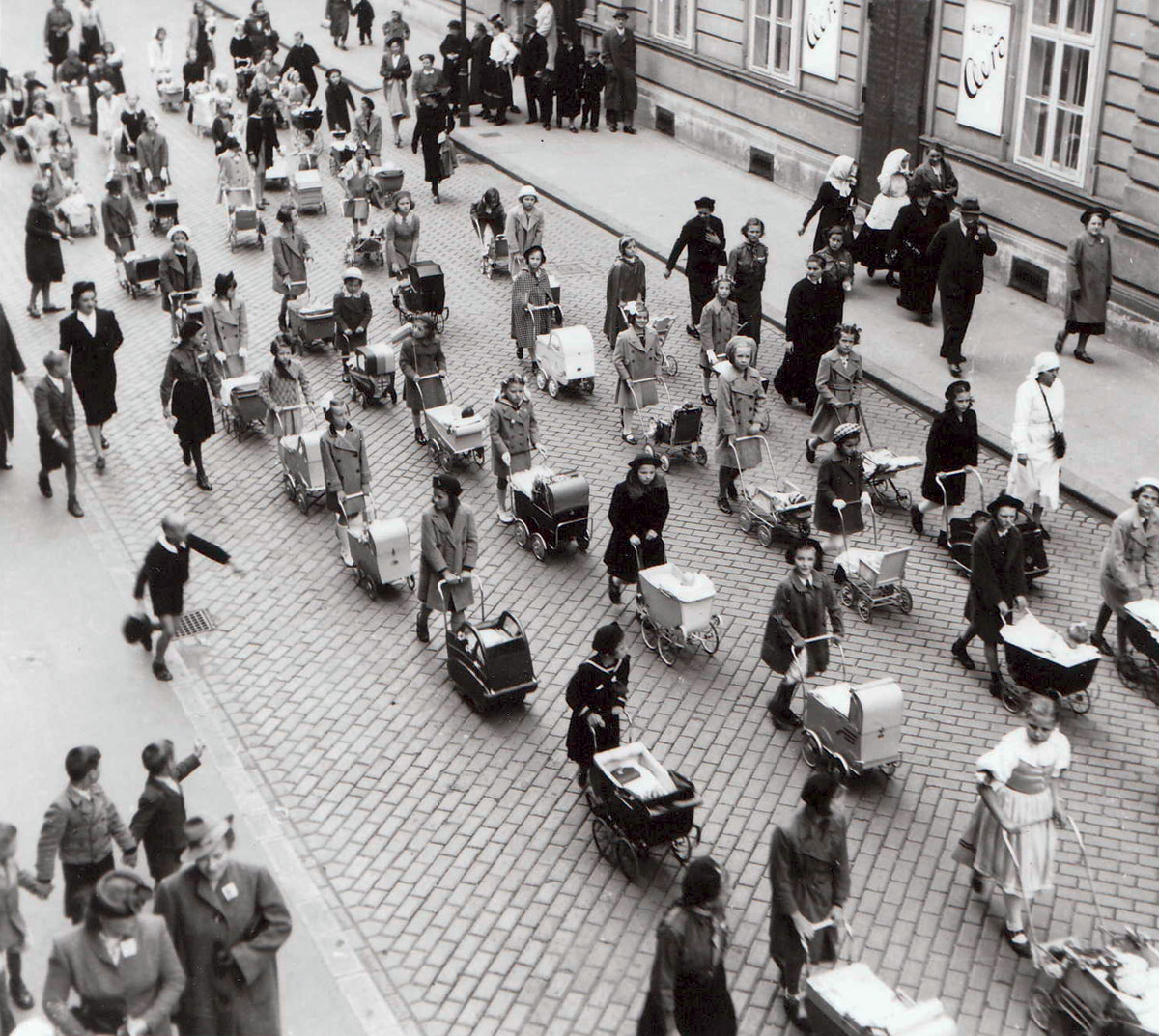 Ladislav Roller, Dzień Matki w Bratysławie, 1939 [z wystawy Oficjalne fotografie państwa słowackiego (1939-1945)]