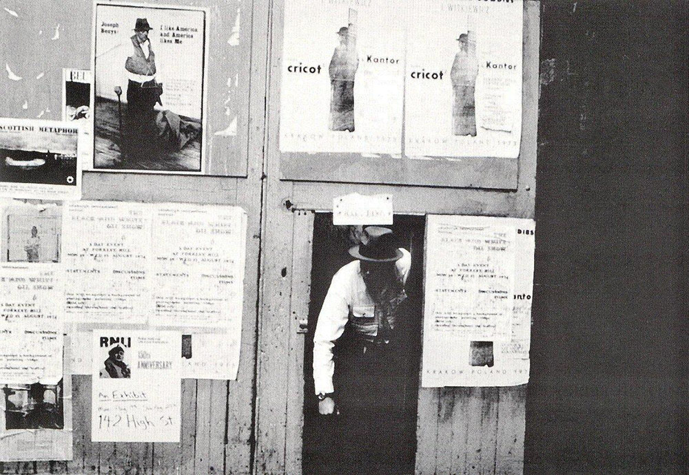 Beuys w Poorhouse w Edynburgu, 1973, na drzwiach plakaty akcji Beuysa i spektakli Kantora