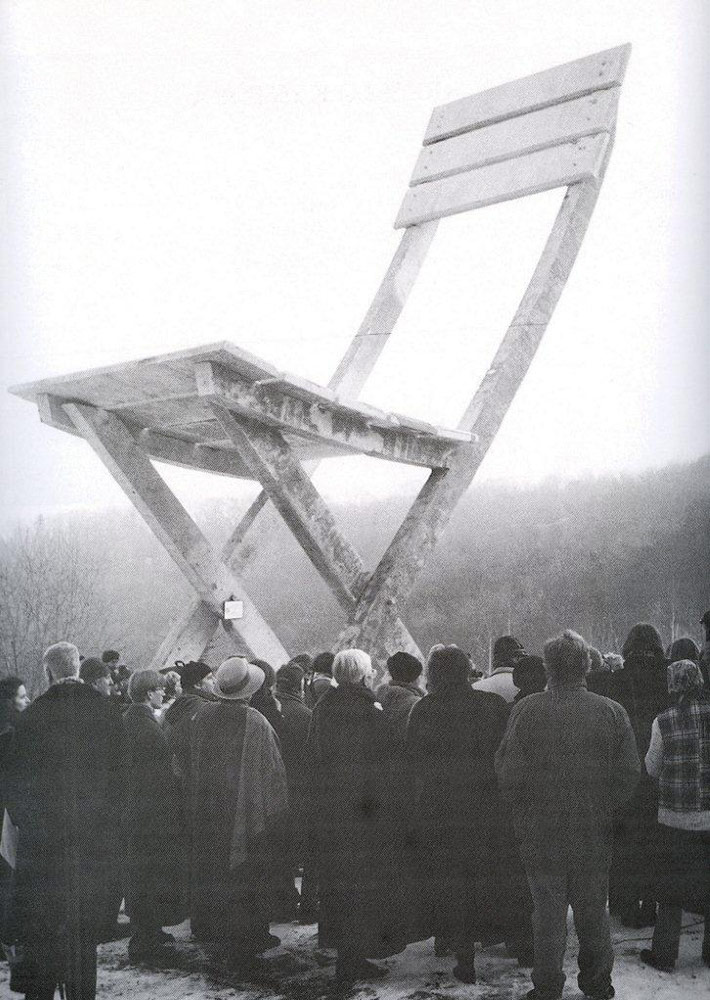 „Krzesło” przy Domu Marii i Tadeusza Kantorów w Hucisku, 1995