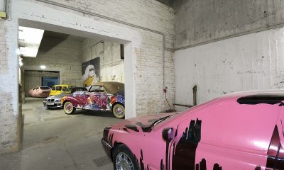 Wystawa samochodów poddanych interwencjami artystów, na drugim planie Mercedes pomalowany przez Hiro Yamagatę (Ziemski raj, 1993), MAK Depot of Contemporary Art w Wiedniu, fot. Georg Mayer/MAK
