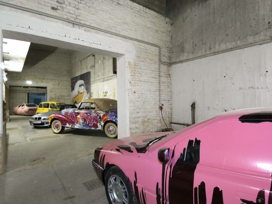 Wystawa samochodów poddanych interwencjami artystów, na drugim planie Mercedes pomalowany przez Hiro Yamagatę (Ziemski raj, 1993), MAK Depot of Contemporary Art w Wiedniu, fot. Georg Mayer/MAK