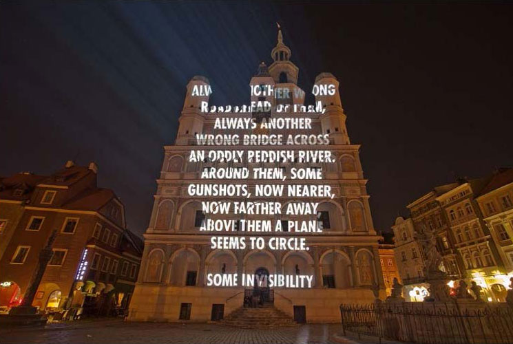 Jenny Holzer „For Poznan”, 2011, Projekcja świetlna – wiersz Wisławy Szymborskiej, pt.: „Jacyś ludzie” na fasadzie ratusza w Poznaniu, fot. Bartek Buśko