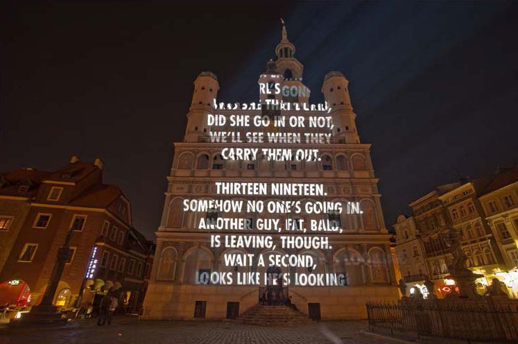 Jenny Holzer „For Poznan”, 2011, Projekcja świetlna – wiersz Wisławy Szymborskiej, pt.: „Terrorysta, on patrzy” (1976) na fasadzie ratusza w Poznaniu, fot. Bartek Buśko