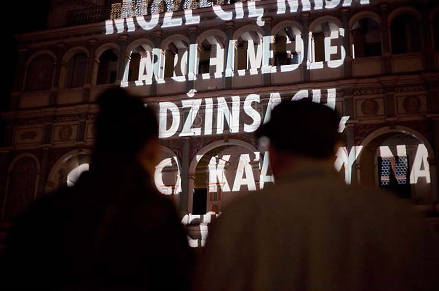 Jenny Holzer, Projekcje świetlne