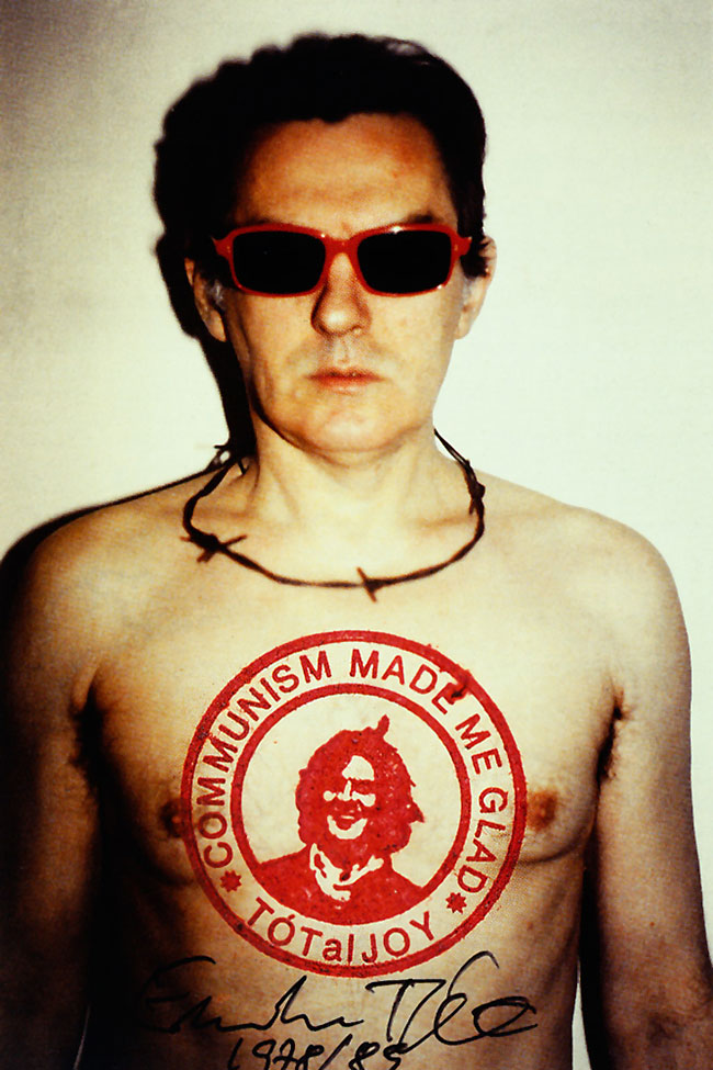 Endre Tót, „Der Kommunismus macht mich froh”, 1978/89. Fot. Archiwum E. Tóta