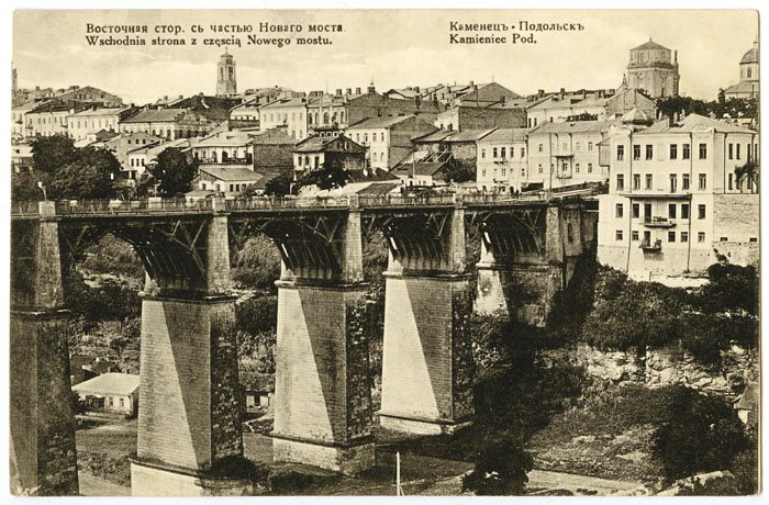 Kamieniec Podolski. Nowy Most nad rzeką Smotrycz, mierzący 38 metrów wysokości, wybudowany w latach 1864–74 przez inż. kpt. Jakuba Kostenieckiego. Pocztówka wydana nakładem Wł. Winiarskiego, około 1910
