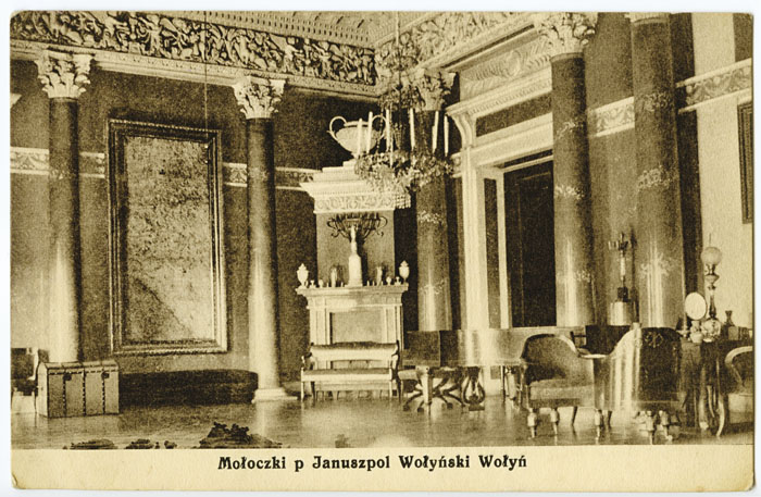 Mołoczki na Wołyniu, salon żółty w pałacu Giżyckich i Zamoyskich; „był tak obszerny, że można w nim było czwórką koni obrócić”. Pocztówka wydana w Budapeszcie, około 1910