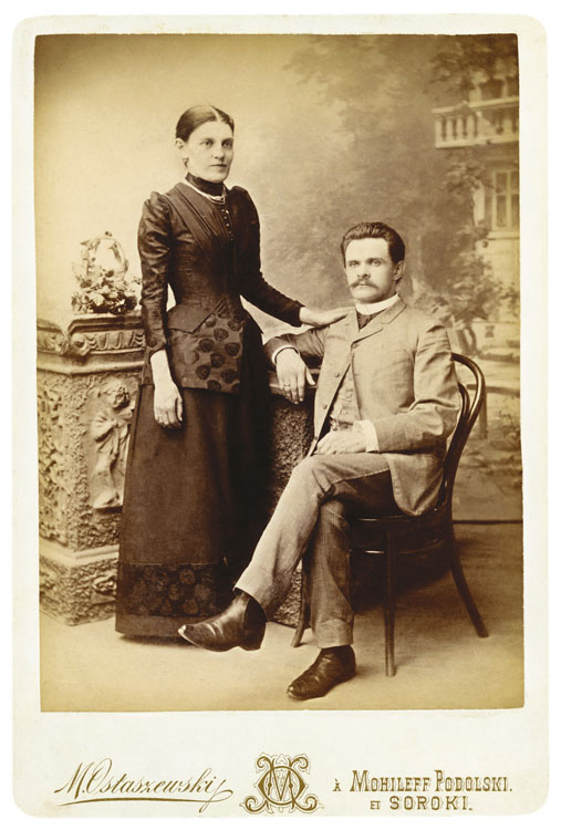 Kamilla i Ludwik Neugebauer w atelier M. Ostaszewskiego w Mohylowie Podolskim