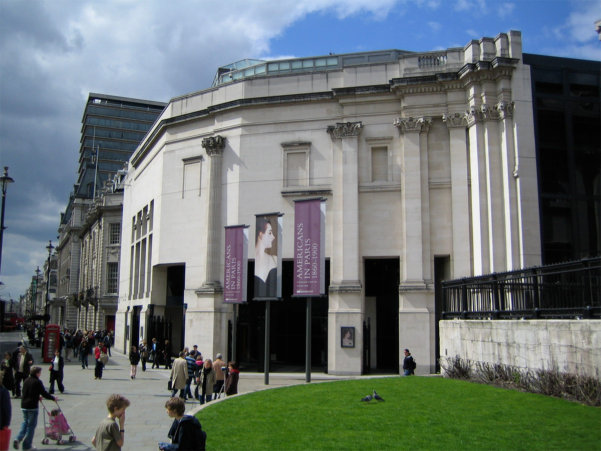 Skrzydło Sainsbury w Galerii Narodowej w Londynie (architekci: Robert Venturi i Denise Scott Brown), fot. Richard George, 2006