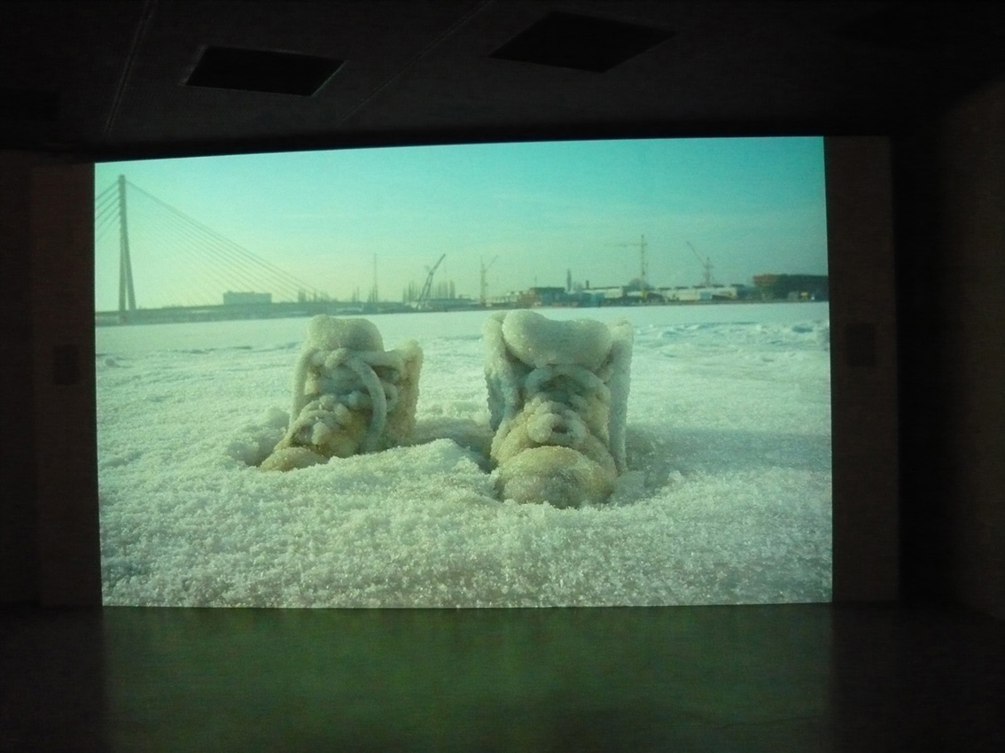 Sigalit Landau, „Słone jezioro”, wideo, 2011. 54. Biennale w Wenecji, pawilon izraelski. Fot. PŁ