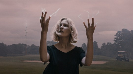 Kadr z filmu Melancholia w reżyserii Larsa von Triera, 2011