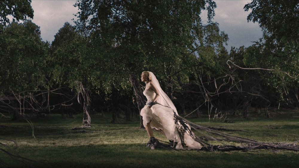Kadr z filmu Melancholia w reżyserii Larsa von Triera, 2011