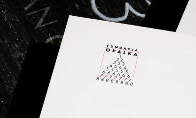 Logo Fundacji Opałka (lata 90-te). Projekt zrealizowany przez wydawcę O.pl, wydawnictwo MODULUS w ścisłej współpracy z Romanem Opałką, podkreśla ważność siedmiu siódemek w kontekście twórczości artysty