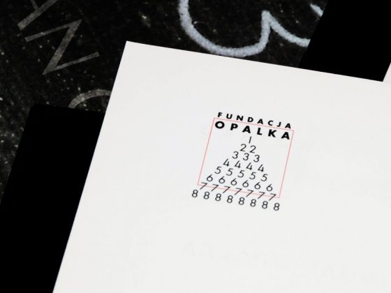 Logo Fundacji Opałka (lata 90-te). Projekt zrealizowany przez wydawcę O.pl, wydawnictwo MODULUS w ścisłej współpracy z Romanem Opałką, podkreśla ważność siedmiu siódemek w kontekście twórczości artysty
