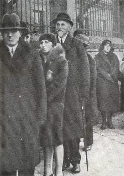 Były prezydent Stanisław Wojciechowski w kolejce do lokalu wyborczego w Warszawie 23 listopada 1930 r.