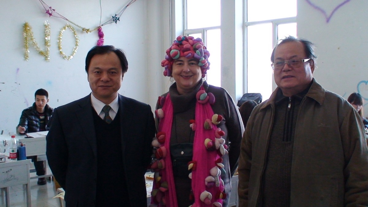 Aleksandra Hołownia, po prawej profesor Liuhanmin, po lewej rektor Instytutu Art and Design Apartment in Degiang Collage w Harbinie