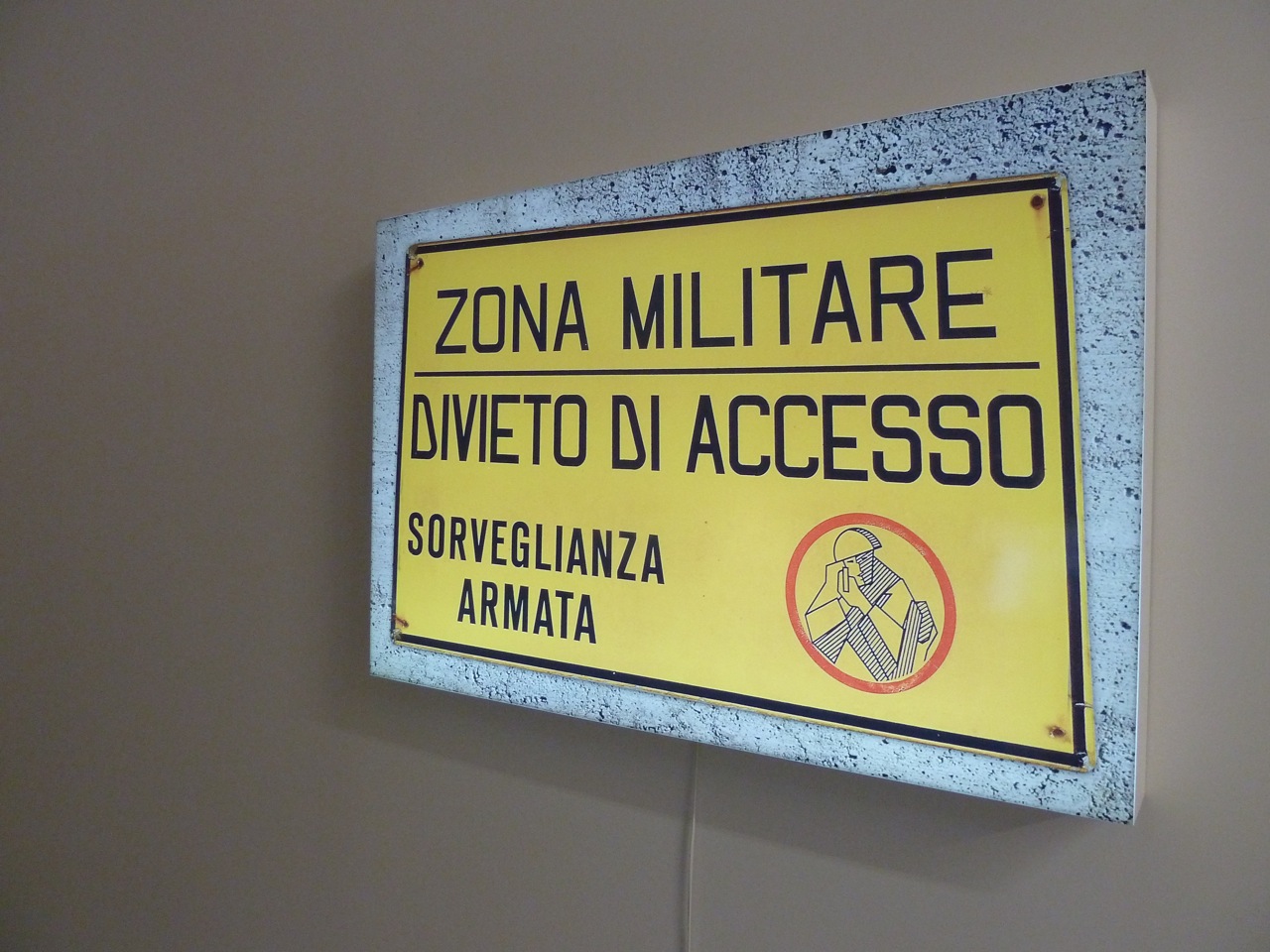 Paweł Kowalewski, „ Zona Militare Divieto Di Accesso”, 2012, fot. materiały organizatora, lightbox, dzięki uprzejmości Galerii Propaganda
