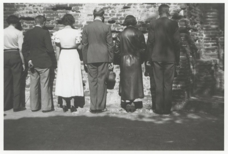 René Magritte, „Sąd Ostateczny”, od lewej: Maurice Singer, René i Georgette Magritte, Paul Colinet, Irène Hamoir, Paul Magritte, Beersel, 1935, © Ch. Herscovici – SABAM Belgium 2012 (źródło: materiał prasowy)
