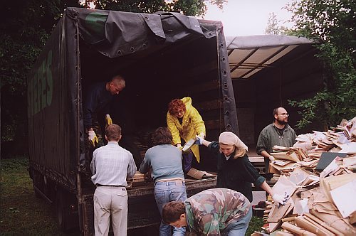 Rudno k/Warszawy, Zespół Ośrodka KARTA podczas akcji ratowania zbiorów Towarzystwa Pamiętnikarstwa Polskiego, fot. Michał Zarzycki (zbiory Ośrodka KARTA)