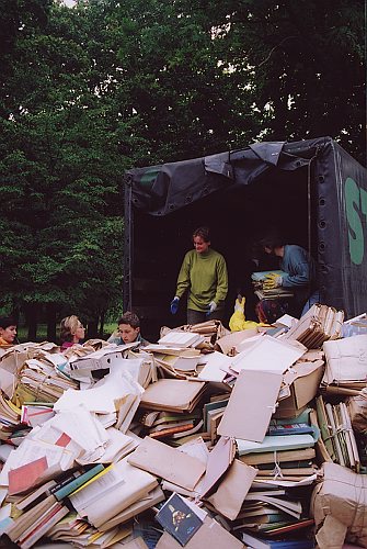 Rudno k/Warszawy, Zespół Ośrodka KARTA podczas akcji ratowania zbiorów Towarzystwa Pamiętnikarstwa Polskiego, fot. Michał Zarzycki (zbiory Ośrodka KARTA)