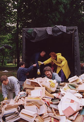 Rudno k/Warszawy, Zespół Ośrodka KARTA podczas akcji ratowania zbiorów Towarzystwa Pamiętnikarstwa Polskiego, fot. Michał Zarzycki (zbiory Ośrodka KARTA)