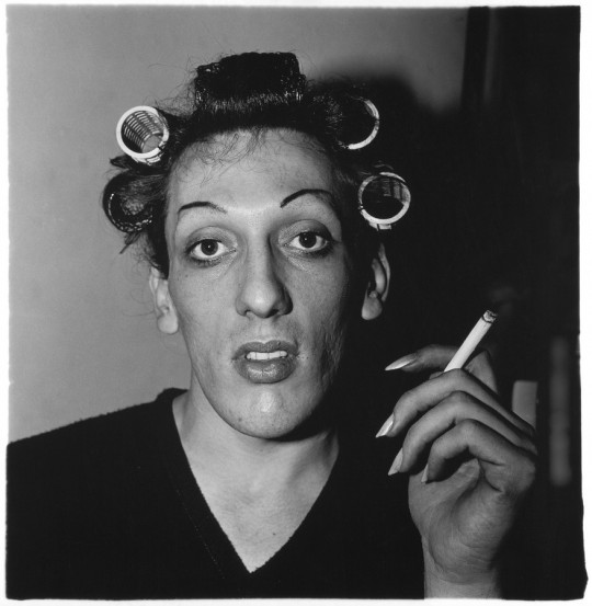 A young man in curlers at home on West 20th Street, N.Y.C. 1966. Copyright © The Estate of Diane Arbus (źródło: materiały prasowe organizatora)