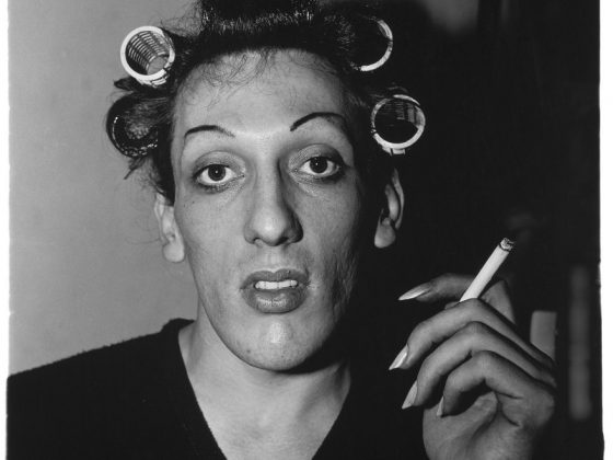 A young man in curlers at home on West 20th Street, N.Y.C. 1966. Copyright © The Estate of Diane Arbus (źródło: materiały prasowe organizatora)