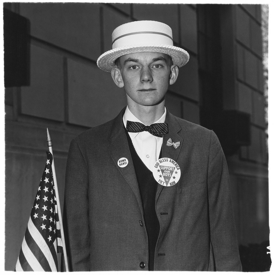 Boy with a straw hat waiting to march in a pro-war parade, N.Y.C., 1967. Copyright © The Estate of Diane Arbus (źródło: materiały prasowe organizatora)