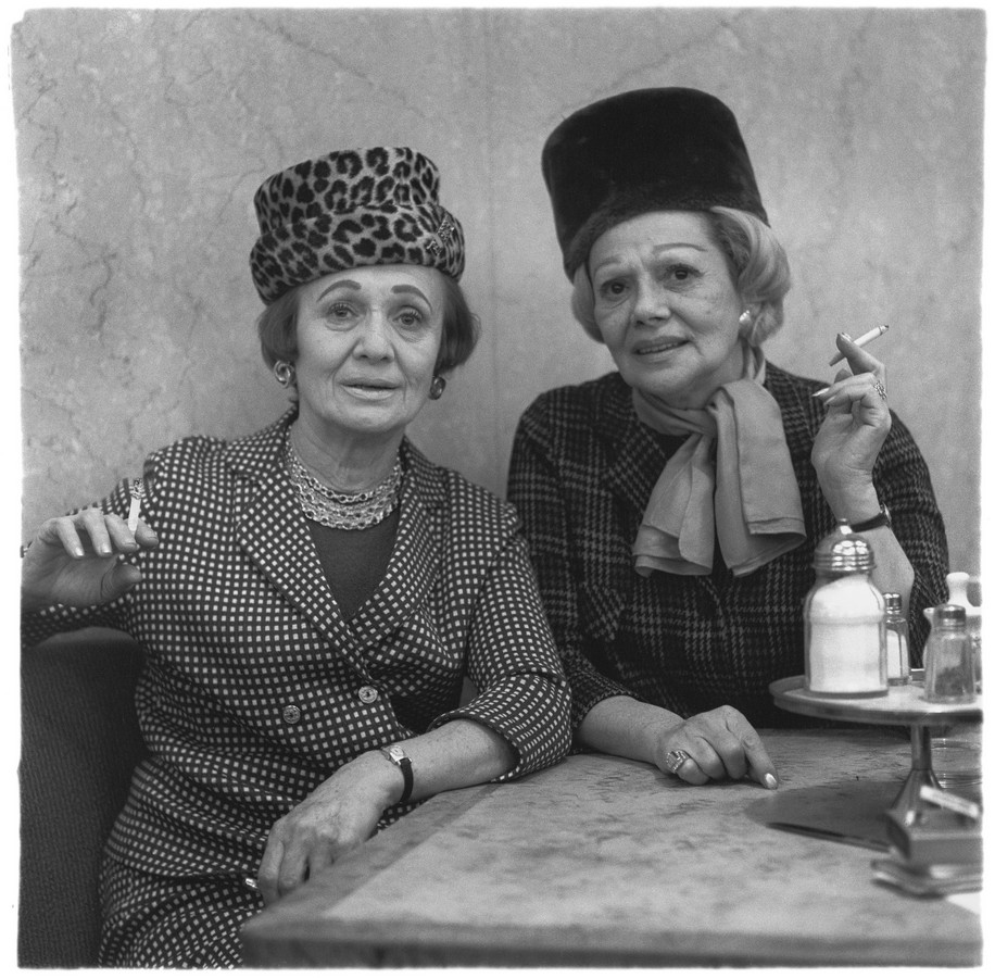 Two ladies at the automat, N.Y.C. 1966. Copyright © The Estate of Diane Arbus (źródło: materiały prasowe organizatora)