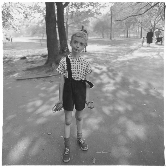 Child with a toy hand grenade in Central Park, N.Y.C. 1962. Copyright © The Estate of Diane Arbus (źródło: materiały prasowe organizatora)