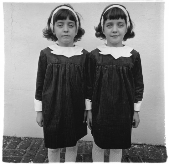 dentical twins, Roselle, N.J. 1967, Copyright © The Estate of Diane Arbus (źródło: materiały prasowe organizatora)