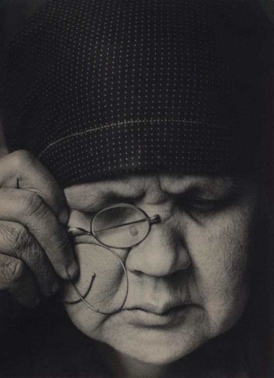 Aleksander Rodczenko, Portret matki artysty, 1924 Odbitka autorska Zbiory Muzeum Moskiewskiego Domu Fotografii © Archiwum A. Rodczenko – W. Stiepanowa © Muzeum Moskiewski Dom Fotografii (źródło: materiały prasowe organizatora)