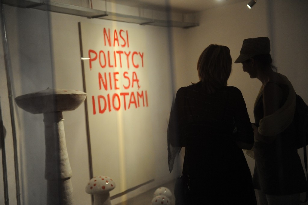 Krzysztof Wałaszek „Nasi politycy nie są idiotami”, 2002, fot. Małgorzata Kujda (źródło: materiały prasowe MWW)