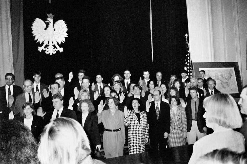 Zaprzysiężenie grupy wolontariuszy w Urzędzie Miasta. Łódź, 1994. Fot. ze zbiorów Carvera Nebbe