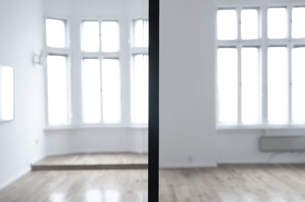 Diana Fiedler, bez tytułu (rzeźba, detal), 2012, czarne pleksi 120cm x 234,6cm (widok w galerii), fot. Jakub Krüger