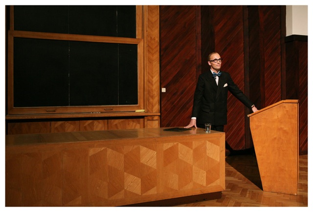 „Fabryka szczęścia. Wykład, którego nie było”. Nicholas Grospierre jako Le Corbusier, fot. Michał Dąbrowski (źródło: materiały prasowe organizatora)