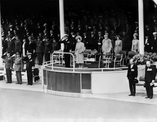 Londyn, 8 czerwca 1946. Para królewska przyjmująca defiladę. Po prawej stoją premier Clement Attlee i Winston Churchill, fot. Flickr