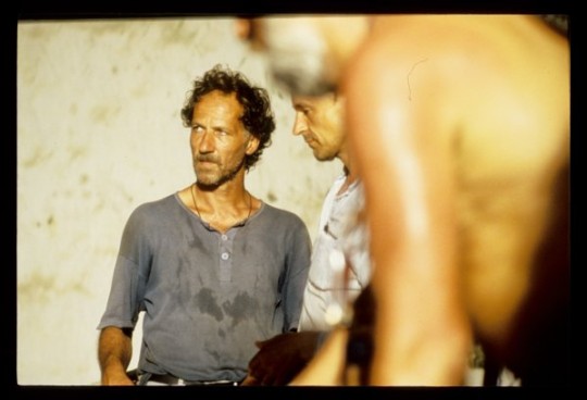Werner Herzog na planie filmu „Cobra Verde”, Ghana 1987, Copyright Deutsche Kinemathek (źródło: materiały prasowe CSW Znaki Czasu w Toruniu, organizatora projektu Inne Światy Wernera Herzoga)