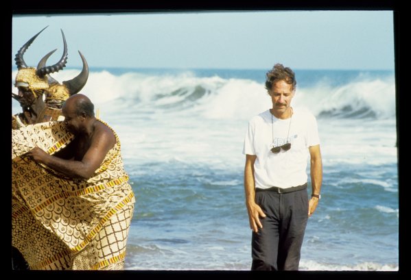 Werner Herzog na planie filmu „Cobra Verde”, Ghana 1987, Copyright Deutsche Kinemathek, (źródło: materiały prasowe CSW Znaki Czasu w Toruniu, organizatora projektu Inne Światy Wernera Herzoga)